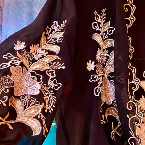 πΊπHPππΊ NWOT Stunning Black Silk Embroidered Topper - Picture 6 of 16